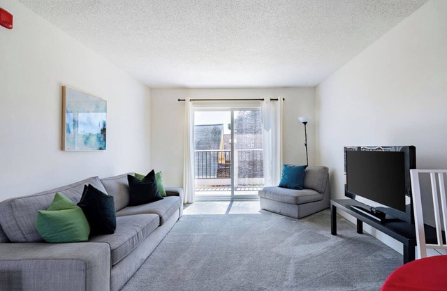 Spacious 2BR/2BA Apt Nr UC Berkeley W/Free Parking