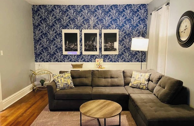 Spacious 2BR w/Fenced Yard, Office & Fast Wi-Fi, Downtown STL
