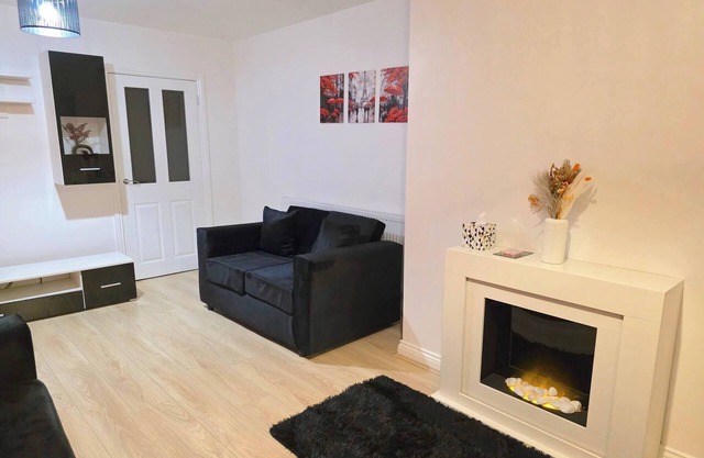 Spacious 3 Bed 2 Baths Free WiFi Central Location