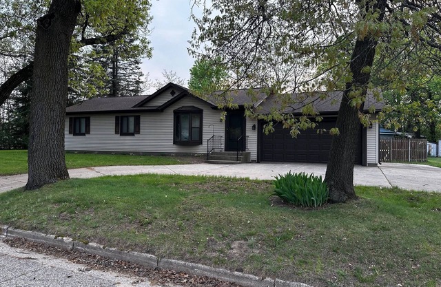 Spacious 3 bedroom home minutes away from Wisconsin Dells and Castle Rock Lake.