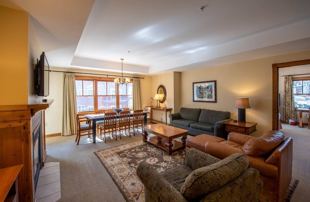 Spacious 3 Bedroom Condo with Balcony in Mountaineer Square - No Cleaning Fee! by RedAwning