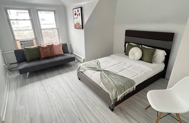 Spacious 3-bedroom apartment in brilliant close to New York with balcony.