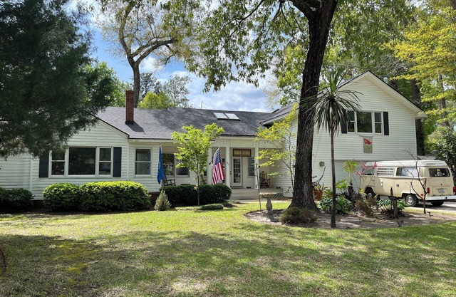 Spacious 3-bedroom house in Isle of Hope with fitness room, back yard, Grill