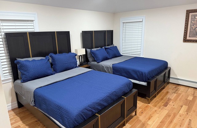 Spacious 3-bedroom unit, with WiFi, 2 bathroom full kitchen, dining area, 4 TVs
