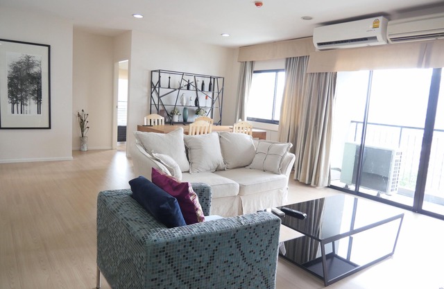 Spacious 3 beds 3 baths in heart of Bangkok near BTS Ploenchit & Central Embassy