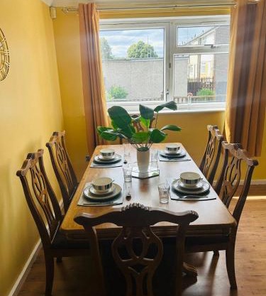 Spacious, 3 double bedroomed, free parking, 9 mins Elland Rd, nr Leeds City Centre