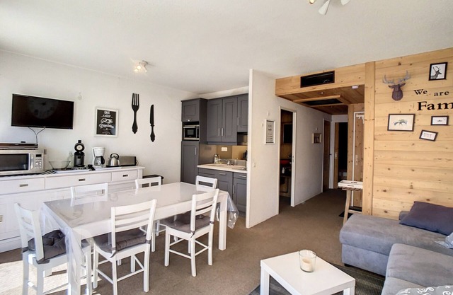 Spacious 3-star apt, 2BR, balcony, near slopes, heart of La Toussuire