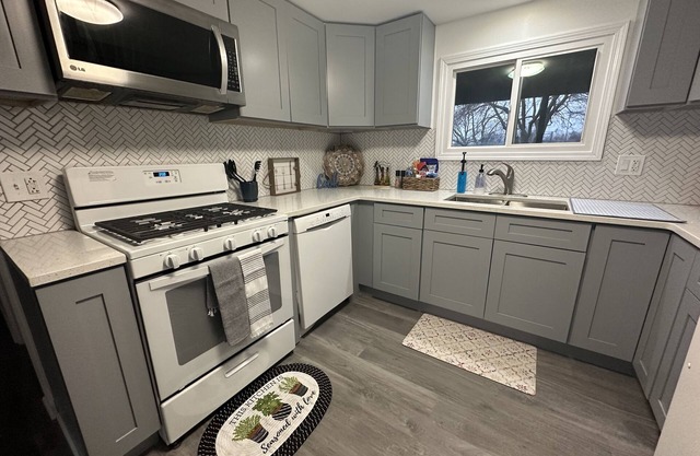 Spacious 3BD 2BA 5 MIN TO NIU Pets Welcome Fast WIFI