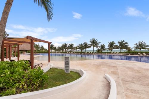 Spacious 3BD Apartment with Pool & Beach in Cancun