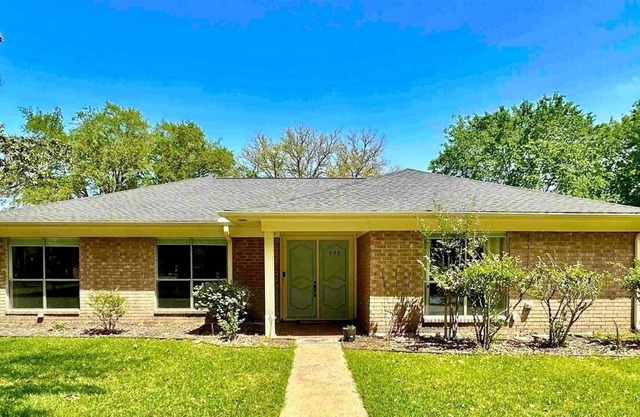 Spacious 3bed 2 bath with 3 King Beds. Pool/Game room. Centrally located