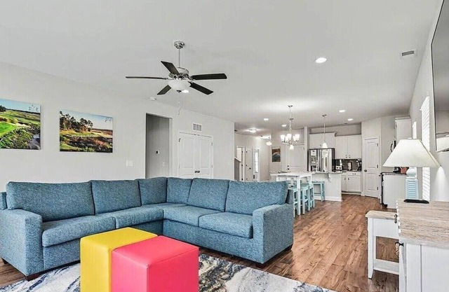 Spacious 3BR/3BA Townhome – Ideal for Groups, Near Beaches & Golf