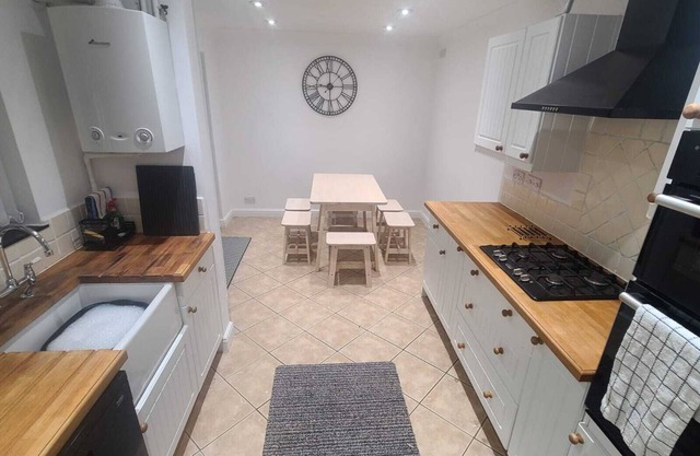 Spacious 3BR Home in Basingstoke