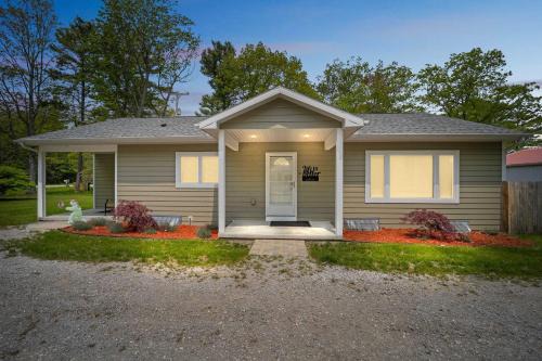 Spacious 3BR Lakefront Cottage with Stunning Views