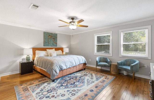 Spacious 4 bd/3 bth Family Home- The Cypress House