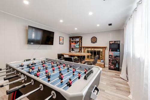 Spacious 4 bdr w/Game Room 5 min Drive to College