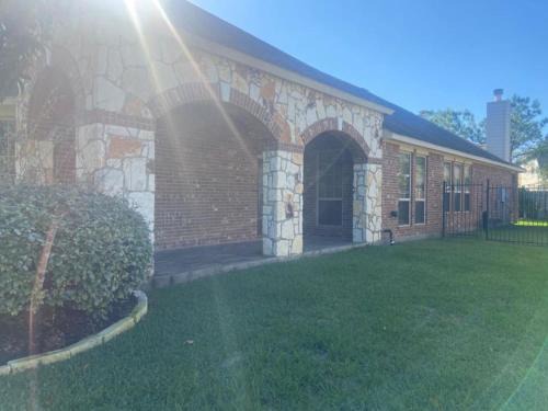 Spacious 4 Bed & 2 Bath Home in the Woodlands, TX