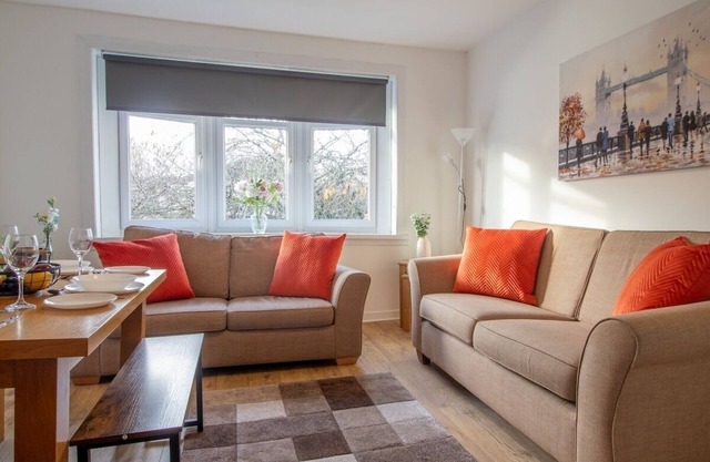 Spacious 4-Bed Flat in Hamilton, Close to Glasgow