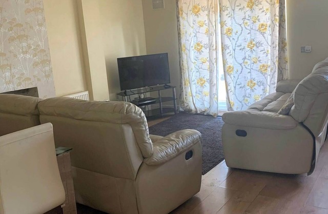 Spacious 4-Bed House with Parking – Erith