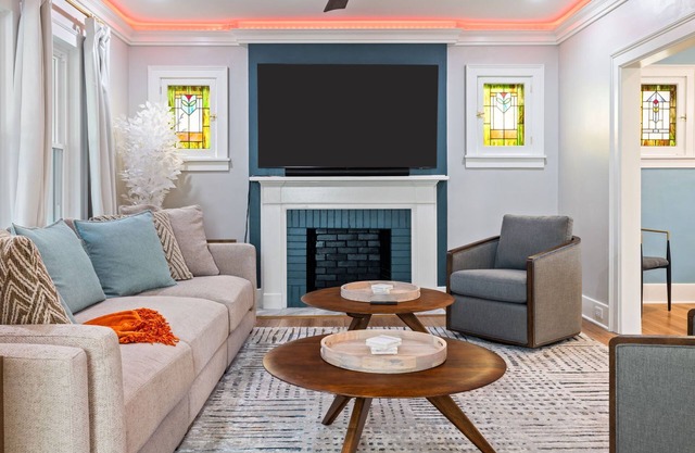 Spacious 4 Bed Home w FIOS, Fenced Yard, Deck, Grill Pittsburgh, PA.Close to All