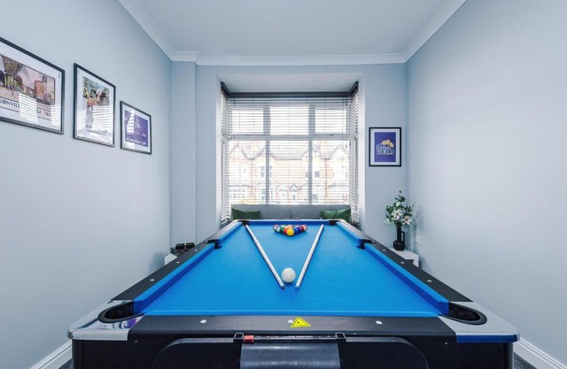 Spacious 4 Bed in Birmingham by 53 Degrees Property, Ideal for Business or Families, Games Room!