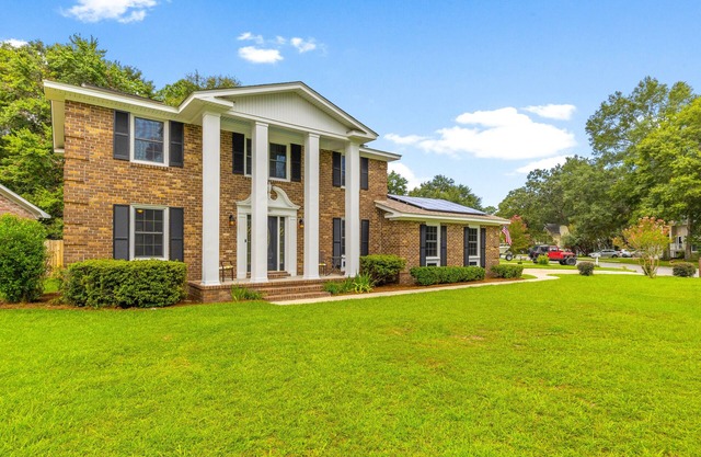 Spacious 4-bedroom house with AC and WiFi in charming North Charleston