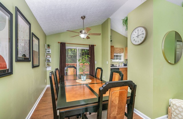 Spacious 4 Bed with Hot Tub