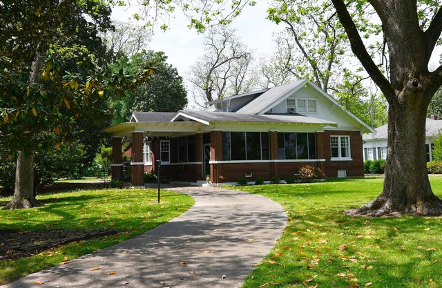 Spacious 4-bedroom house with WiFi and lake views in historic Lake Providence
