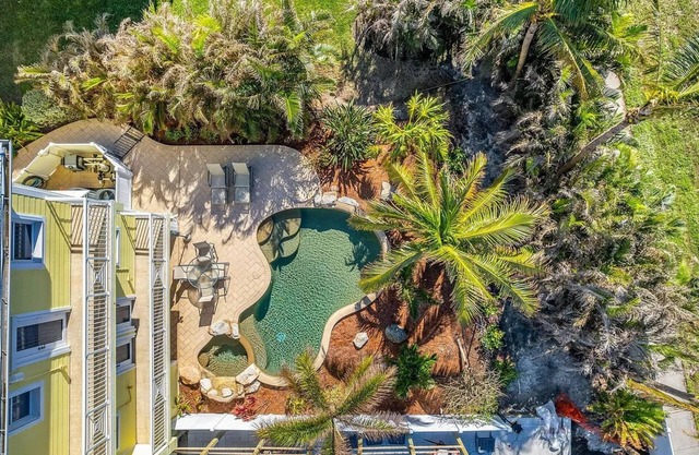 Spacious 4-bedroom Beach house in brilliant Satellite Beach WiFi, fitness room,