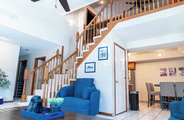 Spacious 4-bedroom townhome in wonderful Windsor Heights with WiFi, AC