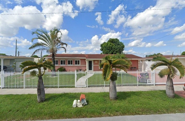 Spacious 4-bedroom estate with AC and fitness room in pleasant Miami Gardens