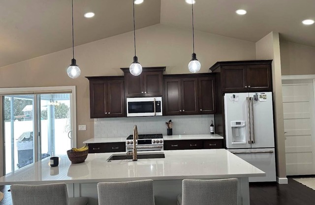 Spacious 4-bedroom, 3.5 bath house, 7 miles from Lambeau, for upcoming NFL draft