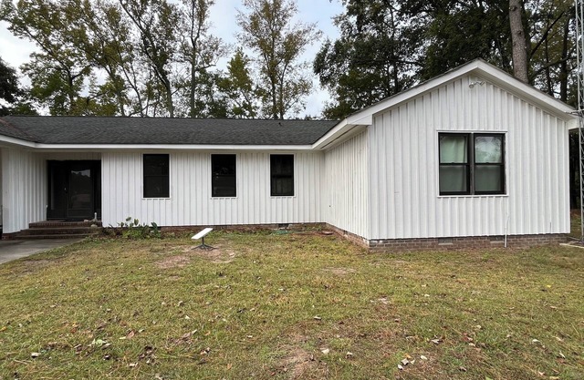 Spacious 4-bedroom farmhouse in near Britton Manor with small lake