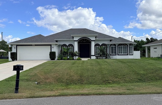 Spacious 4-bedroom house with pool, close to beaches, shopping and restaurants