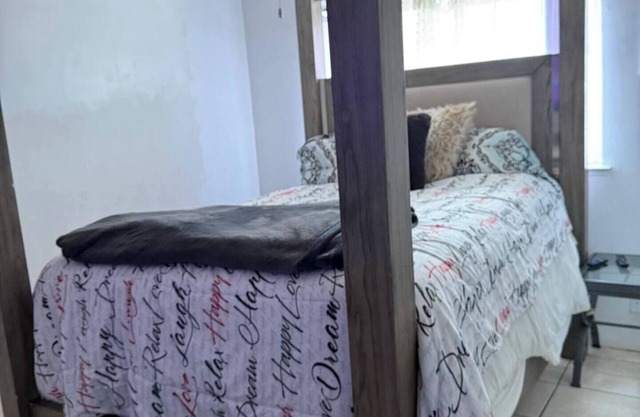 Spacious 4-bedroom house in marvelous Sacramento with WiFi, AC