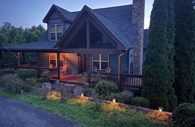 Spacious 4-bedroom house in serene Hiawassee with WiFi, AC