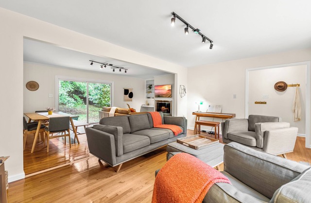 Spacious 4-bedroom house with Fenced-In backyard near UNC and Chapel Hill