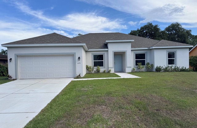 Spacious 4-bedroom house in Palm Bay, king tempur pedic bed, theatre sets big TV