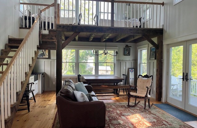 Spacious 4-bedroom house in lovely Bristol with WiFi, walk to harbor