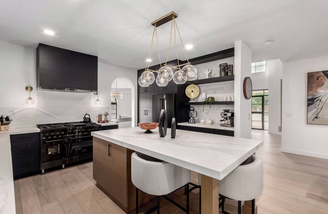 Spacious 4-bedroom House in Uptown/Central Corridor with WiFi, Pool, Ping-pong.