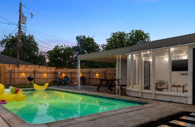 Spacious 4-bedroom house in charming Dallas with AC, WiFi