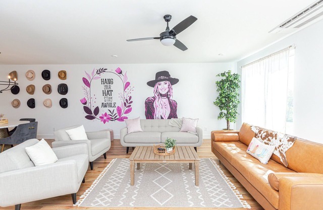 Spacious 4-bedroom townhome, 10 min to DT, with Karaoke and Beautiful Murals!