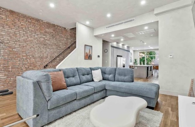 Spacious 4-bedroom townhome with WiFi and AC in marvelous Brooklyn