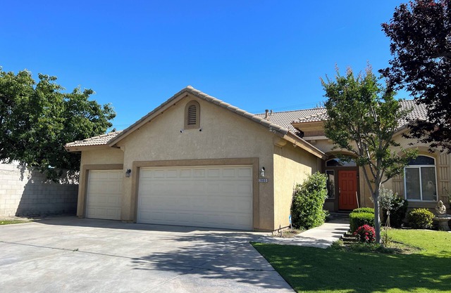 Spacious 4-bedroom house with pool, fwy access in charming Bakersfield