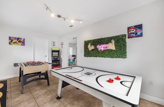 Spacious 4-bedroom w Pool, WiFi, Massage Chair and Game Room