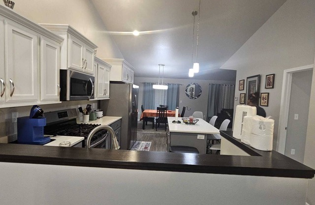 Spacious 4-bedroom with WiFi and AC in brilliant Fargo, great for eleven peoplen