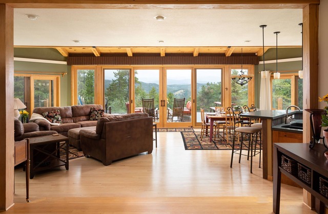 Spacious 4 BR mountain home with pool table, hot tub, and incredible views