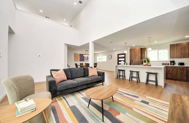 Spacious 4b/4.5b house in quiet East Dwn Twn neighborhood. Private parking