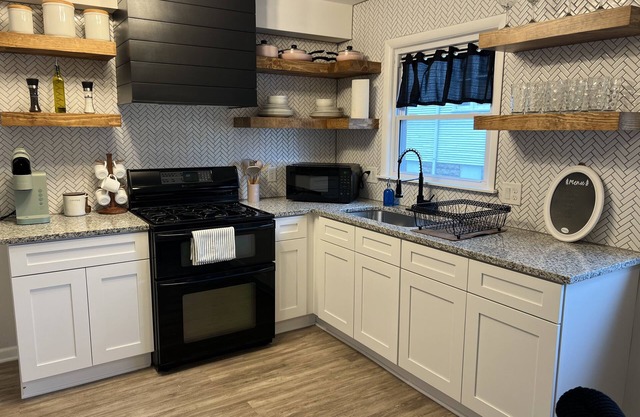Spacious 4BD 3BA, Mins to NIU. Business & Corporate Travel, Pet Friendly!