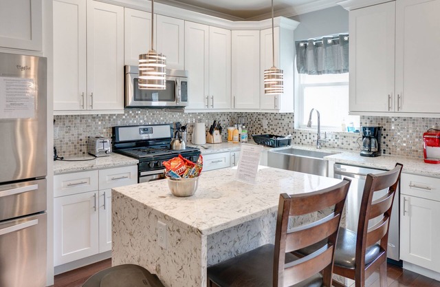 Spacious 4BD/3Bath, HUGE Rooftop deck and patio. Amazing Views!