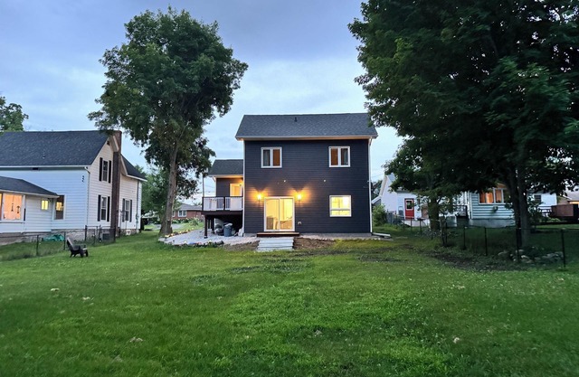 Spacious 4Bdrm Home Patio, BBQ, Walk to Lake - Holiday Home